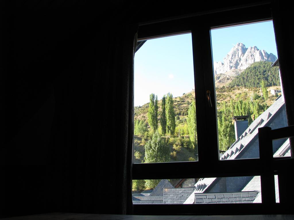 Aparthotel Sarrato Сальєнт-де-Гальєго Екстер'єр фото