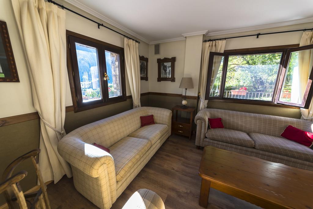 Aparthotel Sarrato Сальєнт-де-Гальєго Екстер'єр фото